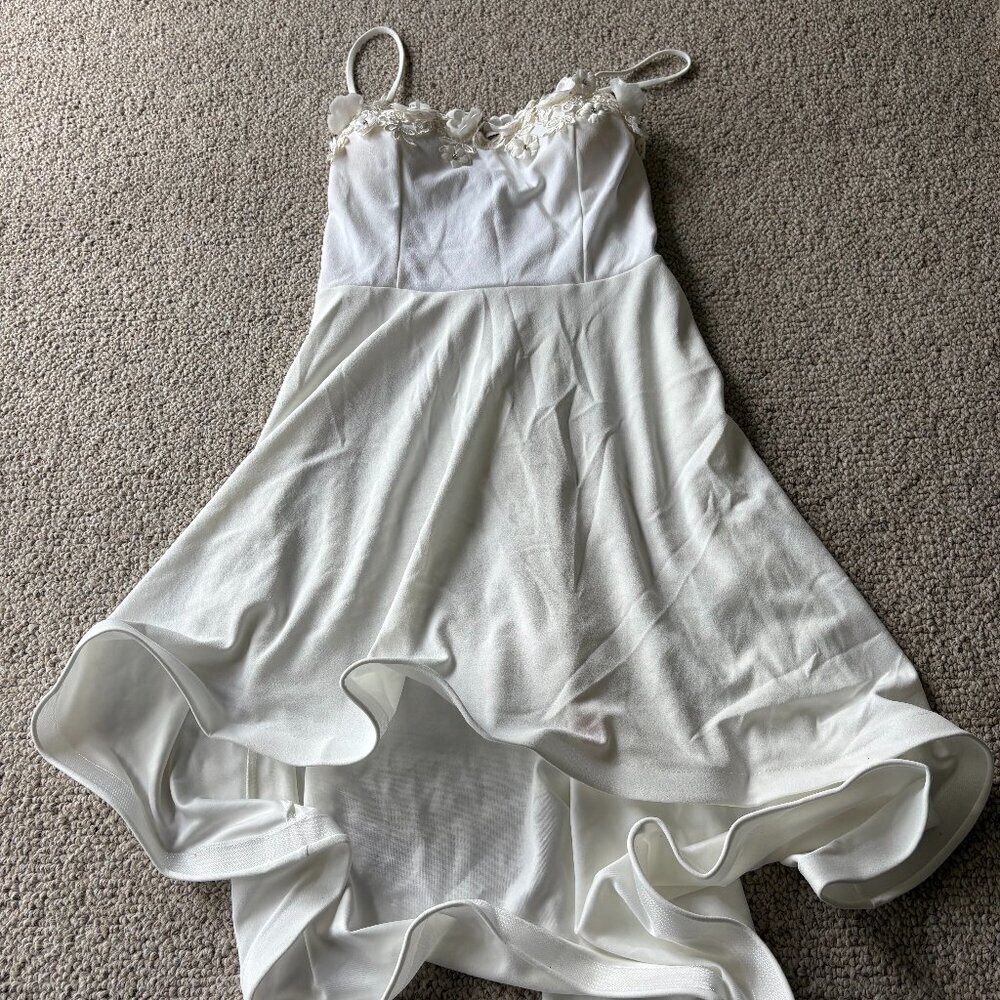 Kimcine White Hi/Lo Dress – Floral Neckline – Size M ✨
